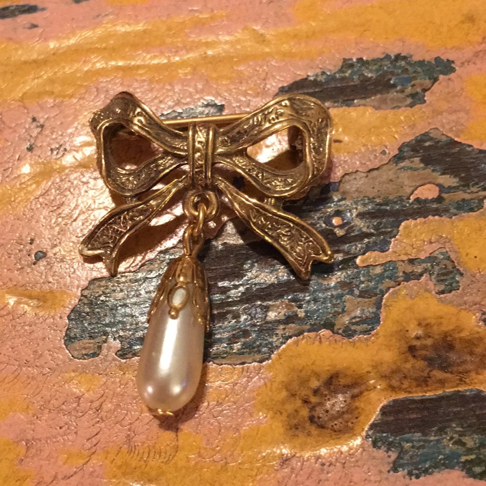 Pretty Brooch - Picture 1 of 2